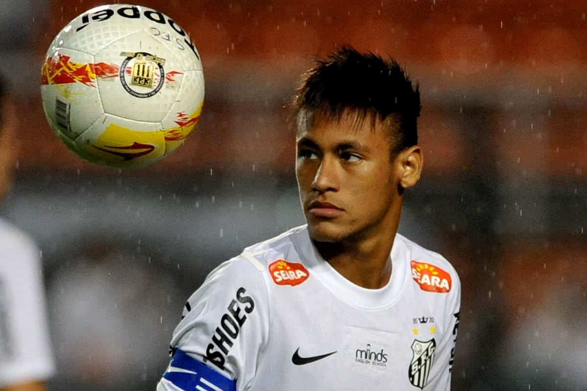 Neymar chega a Santos, ganha a 10 de Pelé e é abraçado pela torcida na chuva