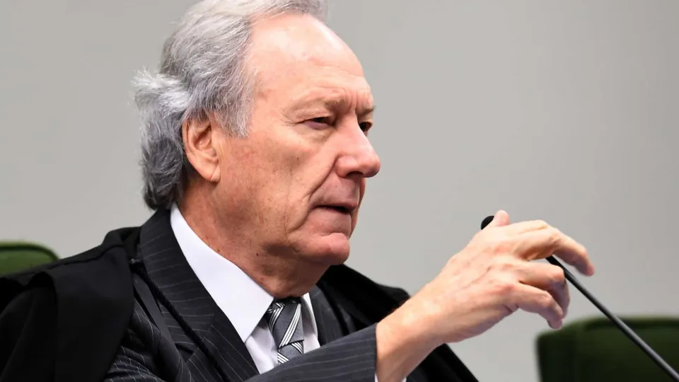 Lewandowski diz que situação de brasileiros deportados é inadmissível