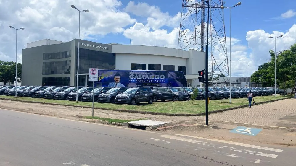 Mais de 38 veículos destinados às APAEs, por meio de emenda do Deputado Delegado Camargo, estão em Ariquemes para entrega