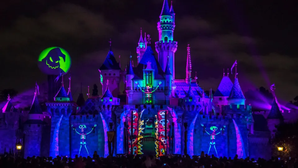 Turistas brasileiros reclamam de ingressos cancelados na Disney