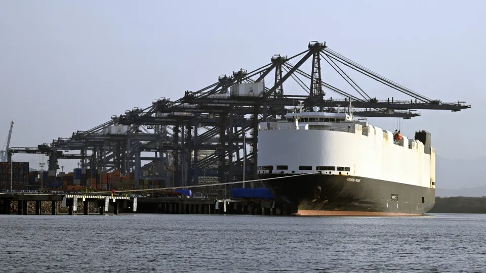 Navio com 800 carros elétricos pega fogo e é abandonado no Pacífico