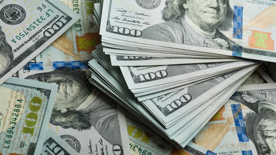 Dólar aprofunda queda e vai a R$ 5,28 após Trump acenar para diálogo com Brasil