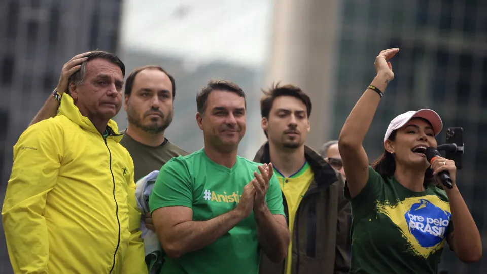 Filhos de Bolsonaro atacam Michelle após bronca pública em aliado no CE