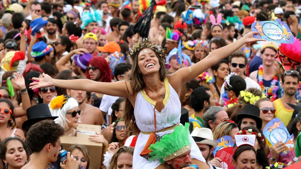 Saiba como ajudar uma pessoa que passa mal em blocos e festas de Carnaval
