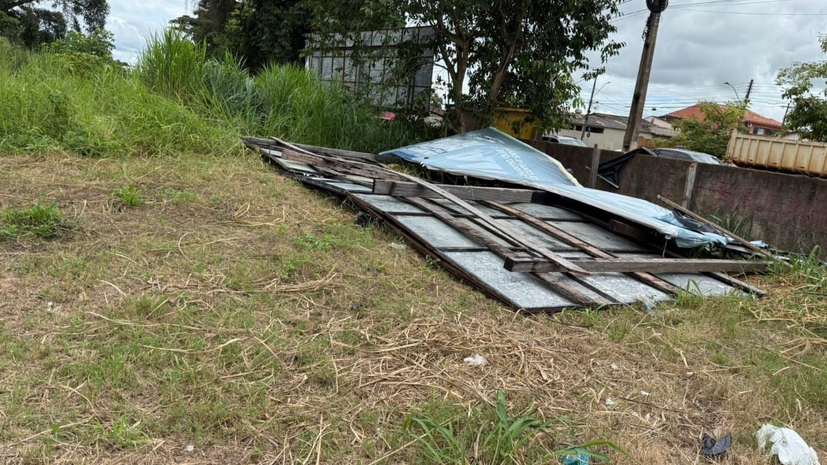 Fiscalização ambiental começa a retirar outdoors irregulares em áreas públicas da capital
