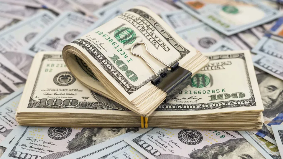 Dólar recua com guerra no Irã e decisões de juros em foco; Bolsa tem alta firme