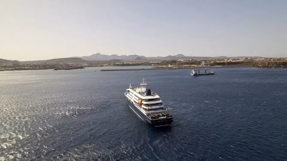 Navio de cruzeiro atingido por hantavírus retira passageiros doentes