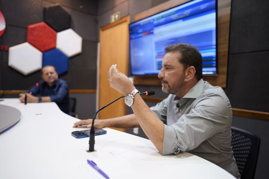 Leilão bilionário da Caerd tem "muita pressa e pouca transparência", denuncia Hildon Chaves
