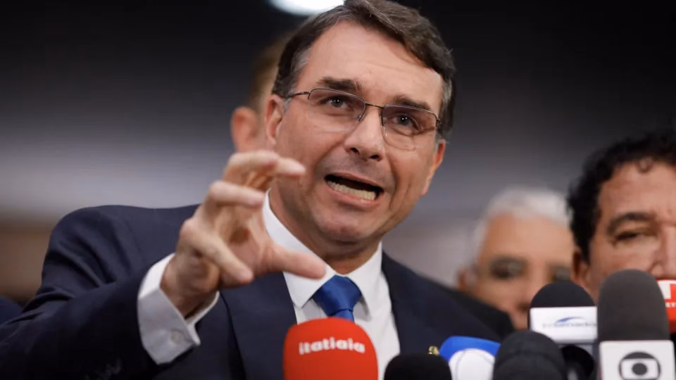 Flávio Bolsonaro está desesperado com caso Master e age como lobista dos EUA, diz ministro
