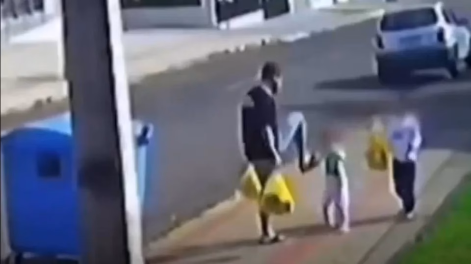 Polícia investiga pai flagrado chutando filha de três anos no PR