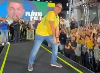 Flávio Bolsonaro aparece com pós-graduação que não fez em páginas oficiais; campanha alega ‘equívoco’