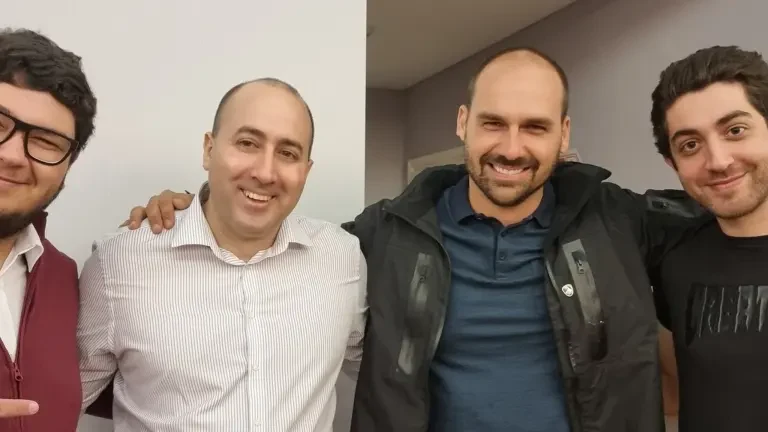 Preso por atentado contra a esposa, Cerimedo é aliado do clã Bolsonaro