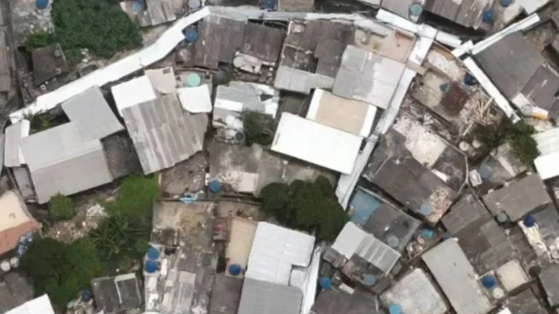 Complexo do Alemão tem ruas cobertas por telhados, e polícia vê ação de facção contra drones