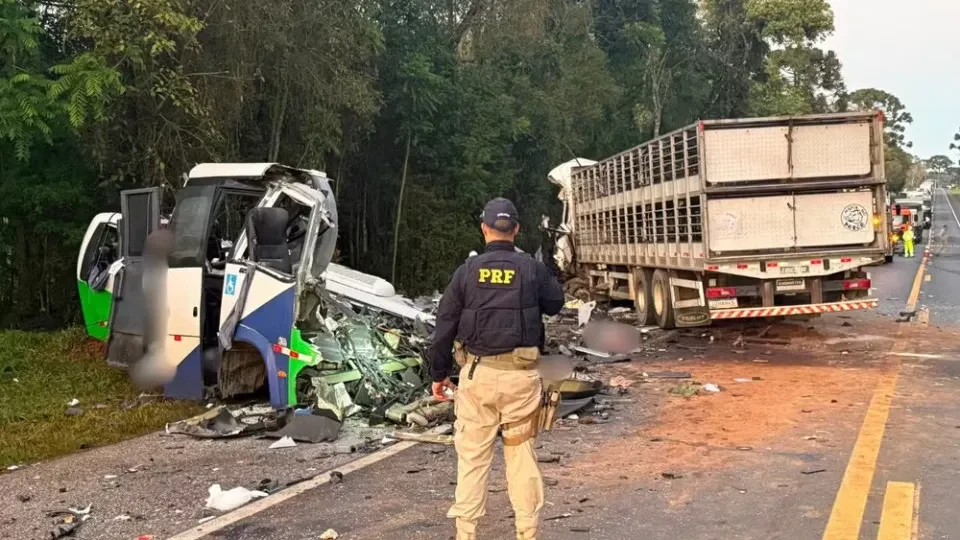 Acidente entre micro-ônibus e carreta deixa 23 mortos no Paraná