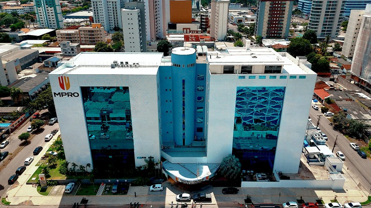 MPRO denuncia por homicídio qualificado e tentativa de homicídio qualificado mulher que invadiu residência com veículo e atropelou idoso