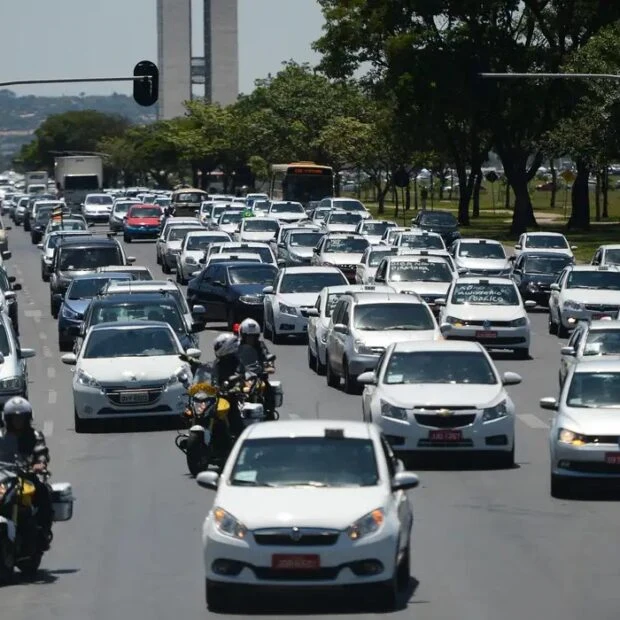 Governo amplia teto de crédito para carros de aplicativo para R$ 200 mil