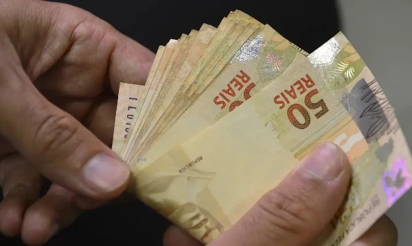 Salário mínimo deverá subir para R$ 1.741 em 2027