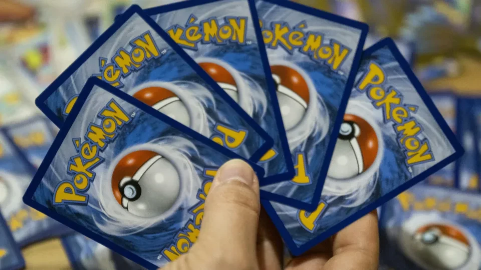 Menino de 11 anos perde quase R$ 160 mil em golpe com cartas de Pokémon