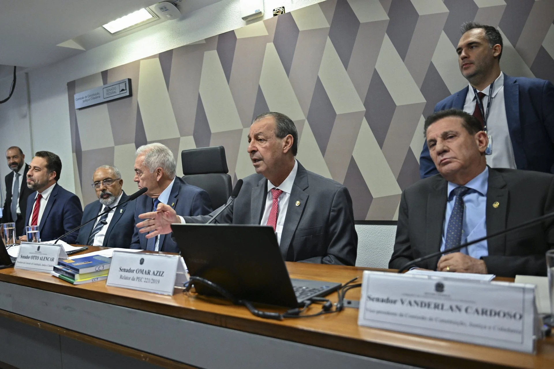 PEC do fim da escala 6×1 é aprovada na Comissão de Constituição e Justiça do Senado e vai a plenário