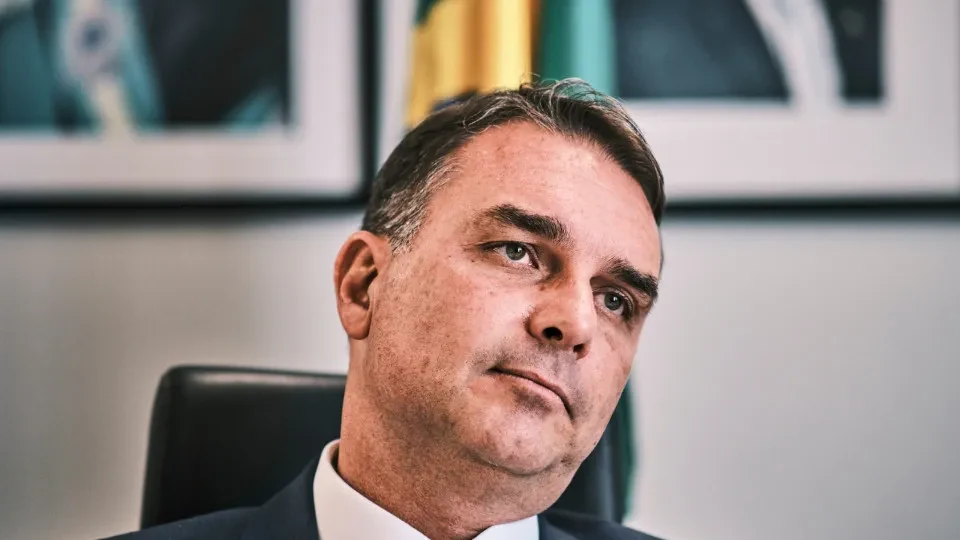 Globo é criticada por 'proteger' Flávio e Mendonça no caso Master
