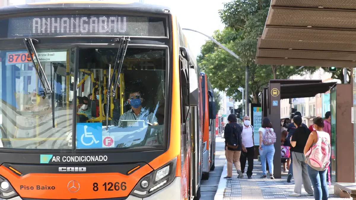 Setor de serviços fica estável em julho e sobe 2,4% em 12 meses