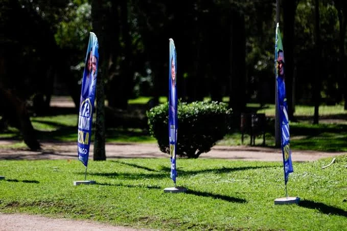 Justiça Eleitoral notifica campanhas sobre proibição de bandeiras em canteiros e carros de som em "pit stops"