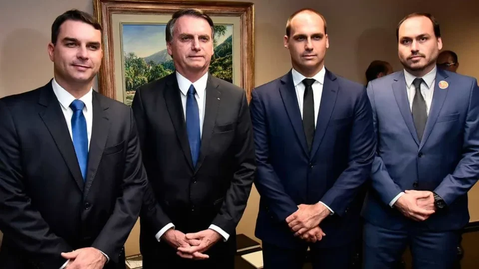 Flávio quer mudar Constituição para defender interesses dos Bolsonaro?