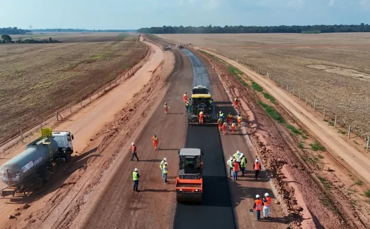 Acesso ao Porto Novo avança com pavimentação de 3 quilômetros e construção de pontes