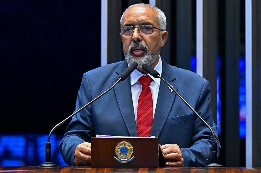 Paulo Paim recapitula luta por direitos trabalhistas e prevê dia histórico