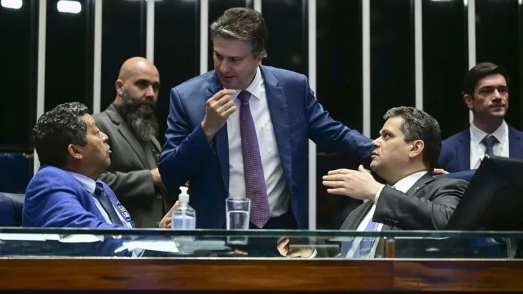 Governo cogita reduzir maioridade penal para esvaziar pauta de Flávio Bolsonaro