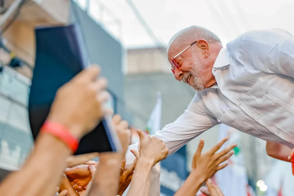 Lula aparece à frente de Flávio Bolsonaro em nova pesquisa; veja os números