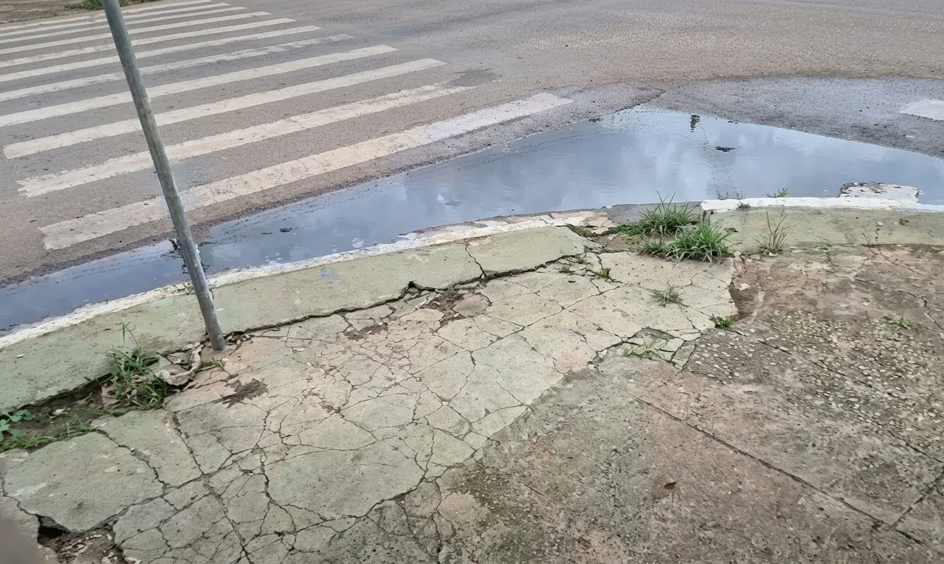 Esgoto acumulado em cruzamento no Centro de Porto Velho leva moradores a cobrar providências