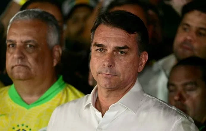 Flávio ouviu conselho para ir aos EUA antes de ser impedido de deixar o Brasil