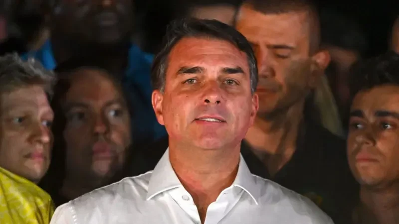 Flávio Bolsonaro não faz declarações públicas há 22 horas e não teria entregue passaporte à PF; siga