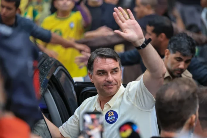 Flávio Bolsonaro foge do Brasil rumo aos Estados Unidos e prepara pedido de asilo político, diz coluna