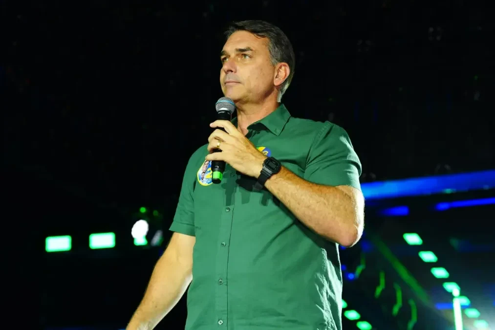 Aliados afirmam que Flávio Bolsonaro, esposa e as duas filhas fugiram para os Estados Unidos