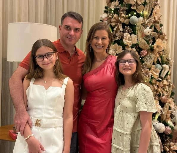 Flávio chega com mulher e filhas aos EUA