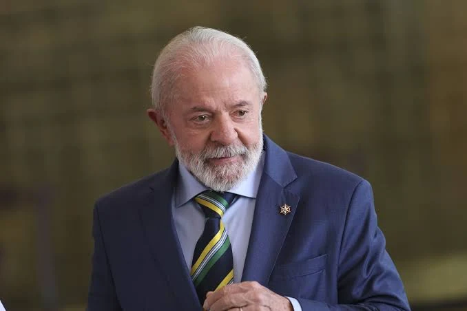 Lula comenta fuga de Flávio Bolsonaro do Brasil: " Vergonhoso"