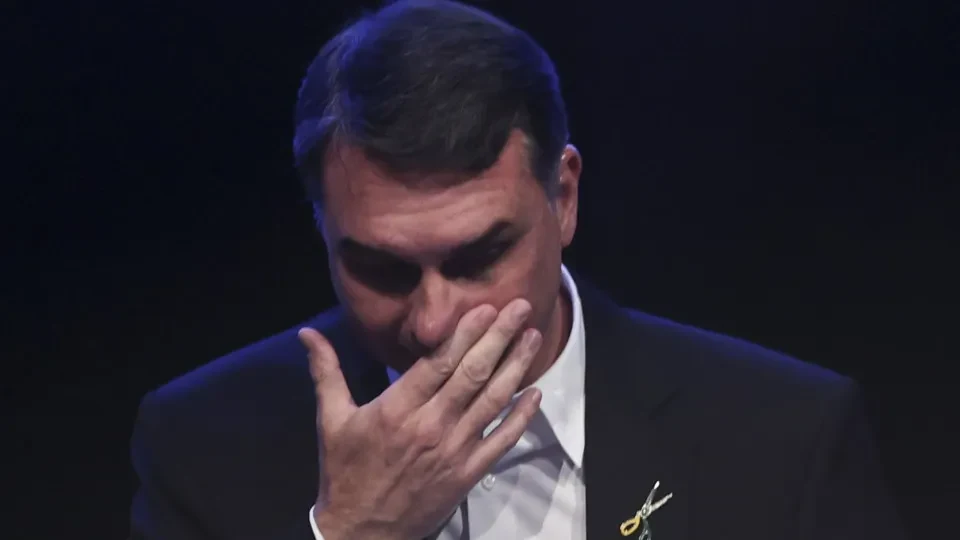 Flávio Bolsonaro pode perder mandato de senador após fuga para os EUA?